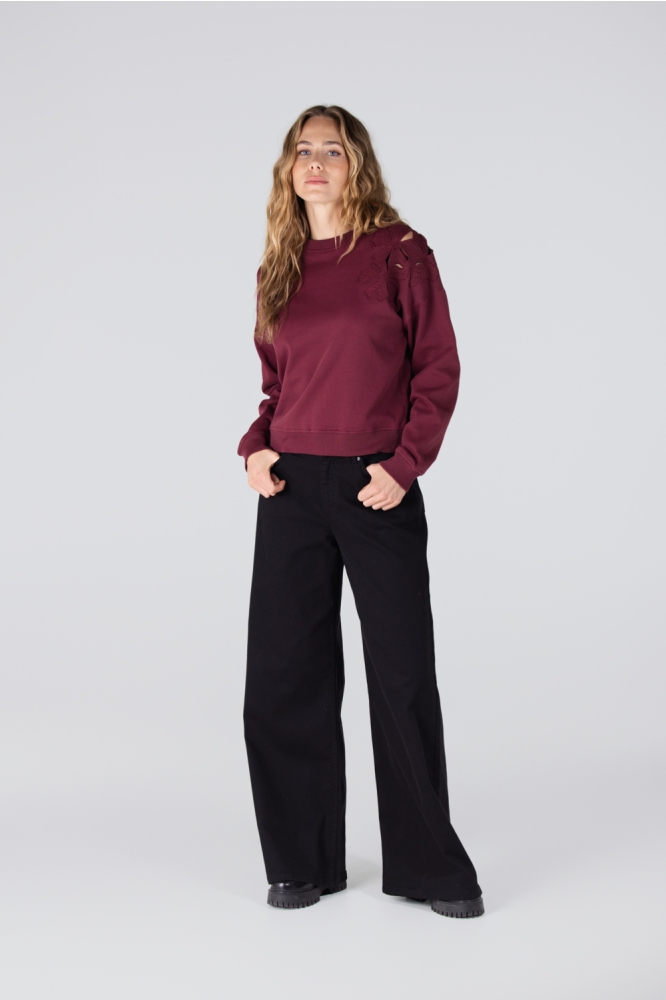 Juffrouw Jansen bordeaux dames sweater | Model