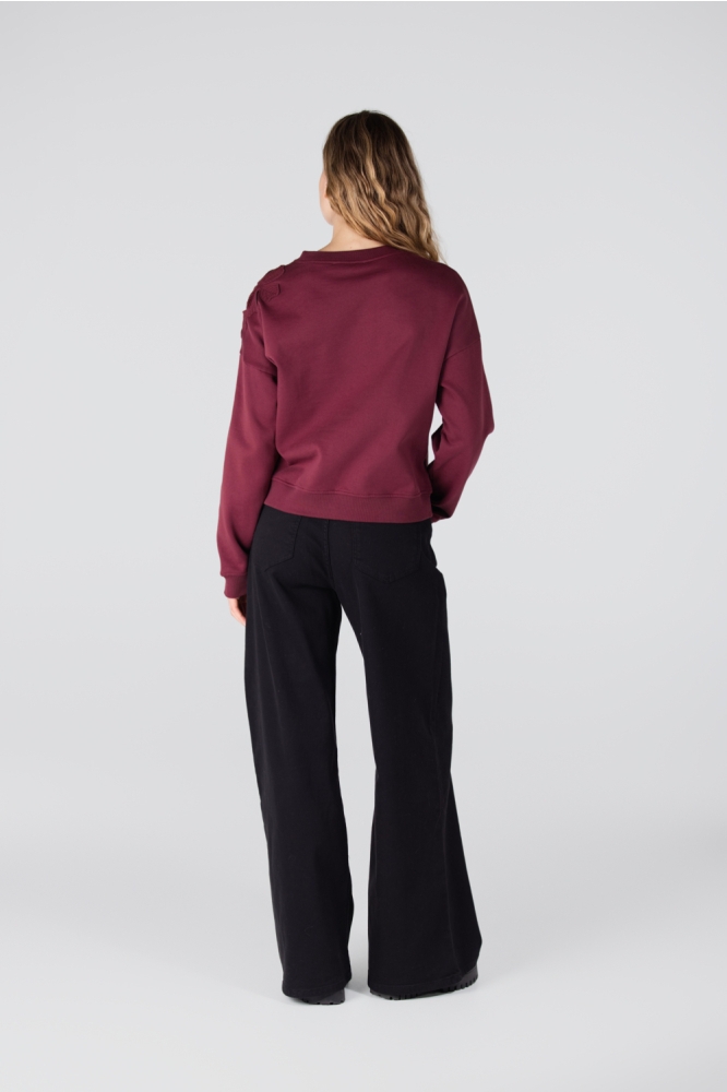 Juffrouw Jansen bordeaux dames sweater | Model achteraanzicht