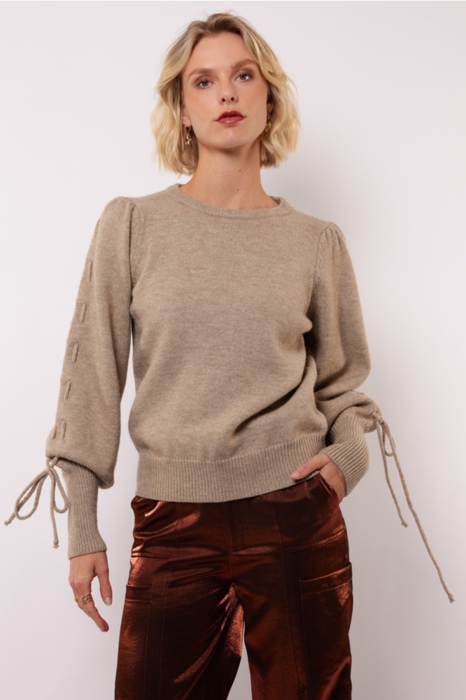 Fluresk taupe dames trui | Model vooraanzicht