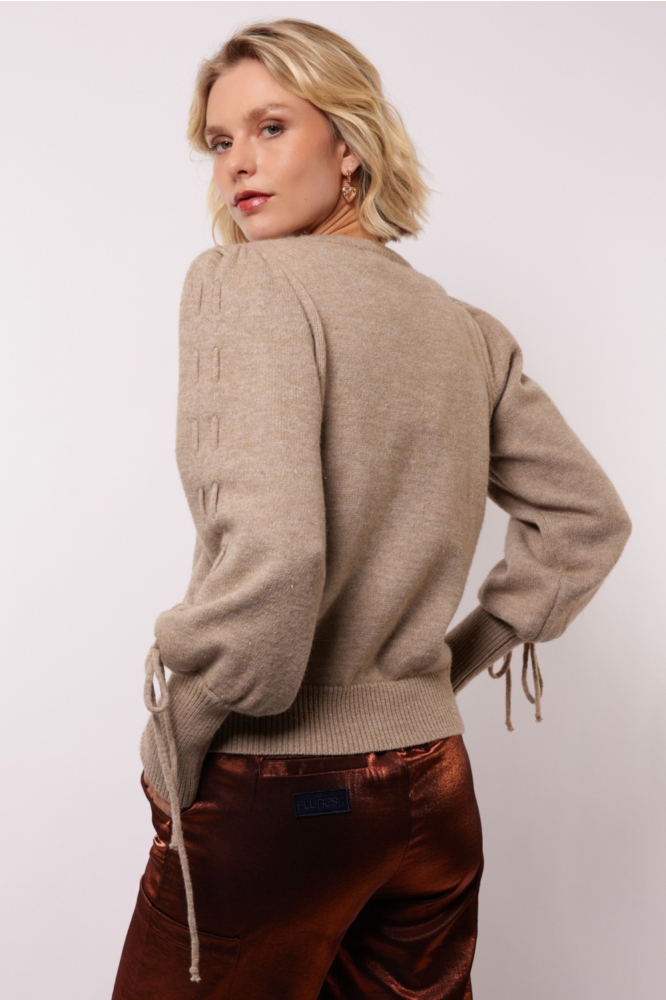 Fluresk taupe dames trui | Model achteraanzicht