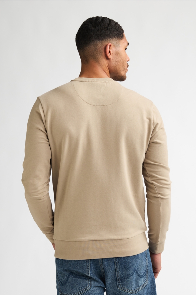 Petrol Industries camel heren sweater | Model achteraanzicht