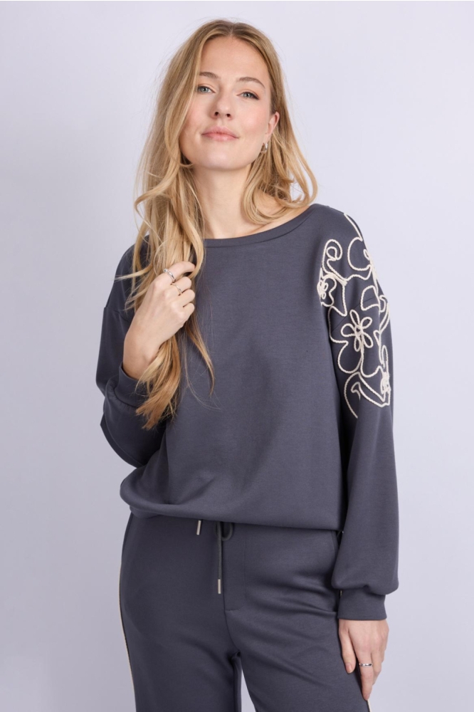 C&S The Label blauwe dames sweater | Model vooraanzicht