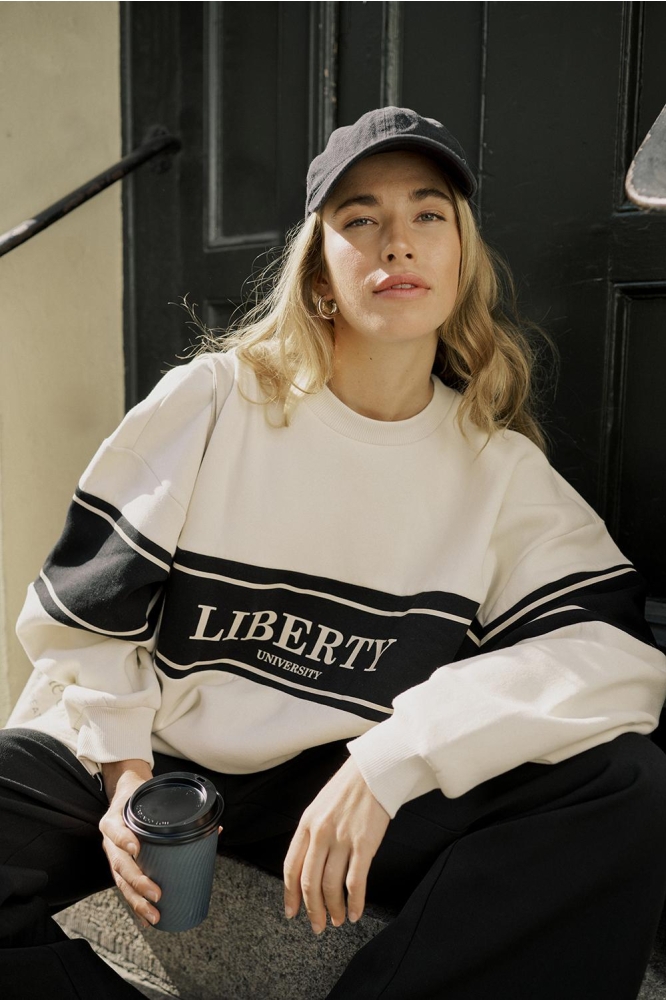 Kaffe ecru dames sweater | Sfeerbeeld, In situatie