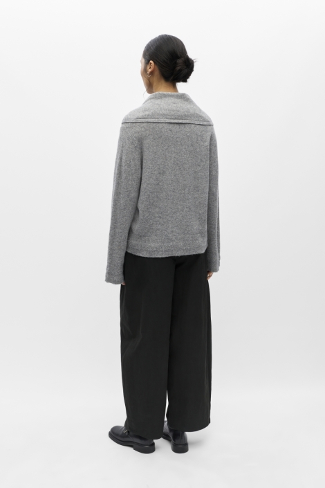 Object grijze dames trui | Model achteraanzicht