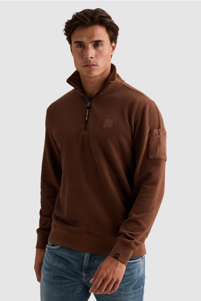 PME legend bruine heren trui | Model vooraanzicht