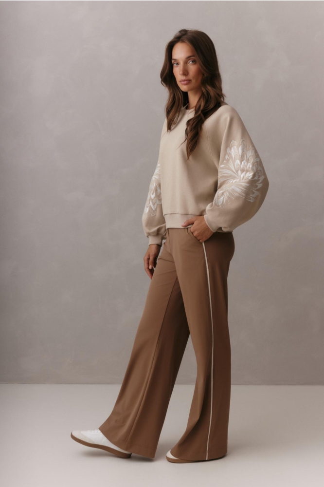 Lady Day beige dames sweater | Model