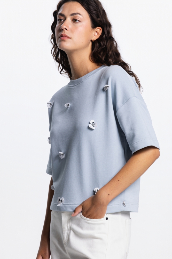 Juffrouw Jansen blauwe dames sweater | Model zijaanzicht