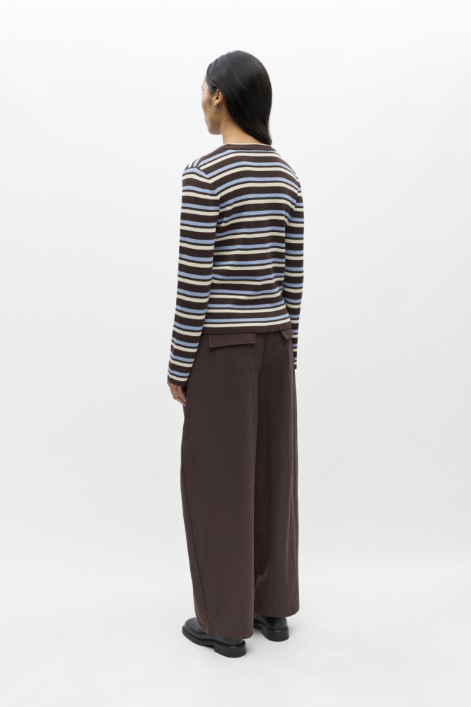 Object bruine dames trui | Model achteraanzicht