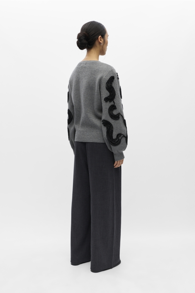 Object grijze dames trui | Model achteraanzicht