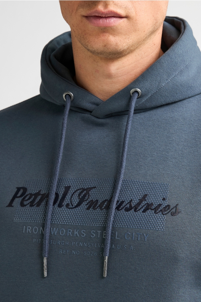 Petrol Industries blauwe heren sweater | Close up