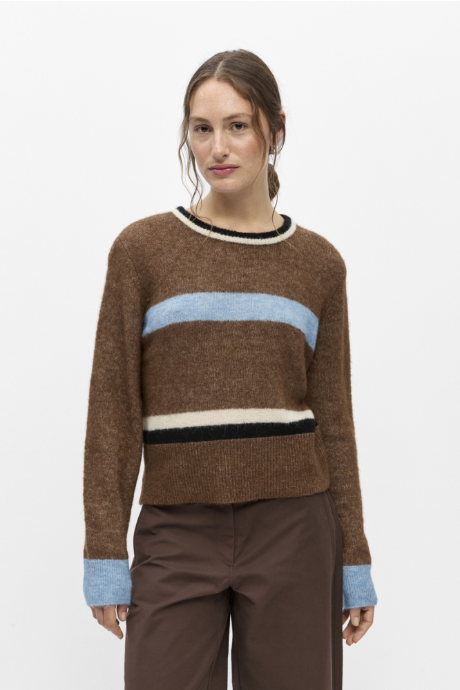 Object bruine dames trui | Model vooraanzicht