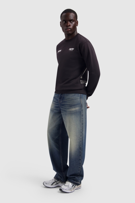 Pure Path bruine heren sweater | Model
