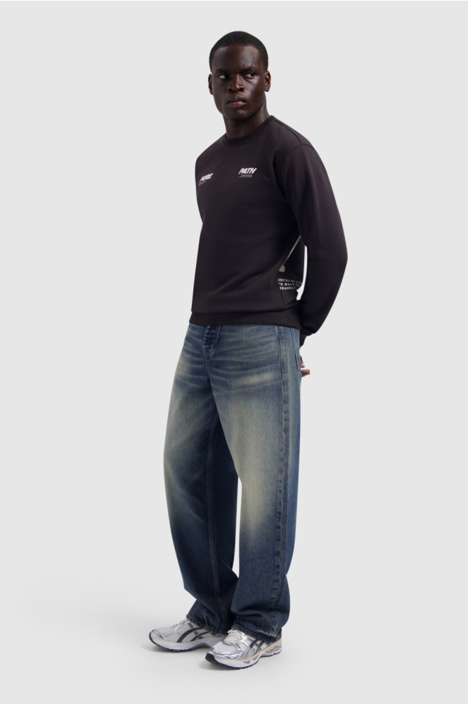 Pure Path bruine heren sweater | Model