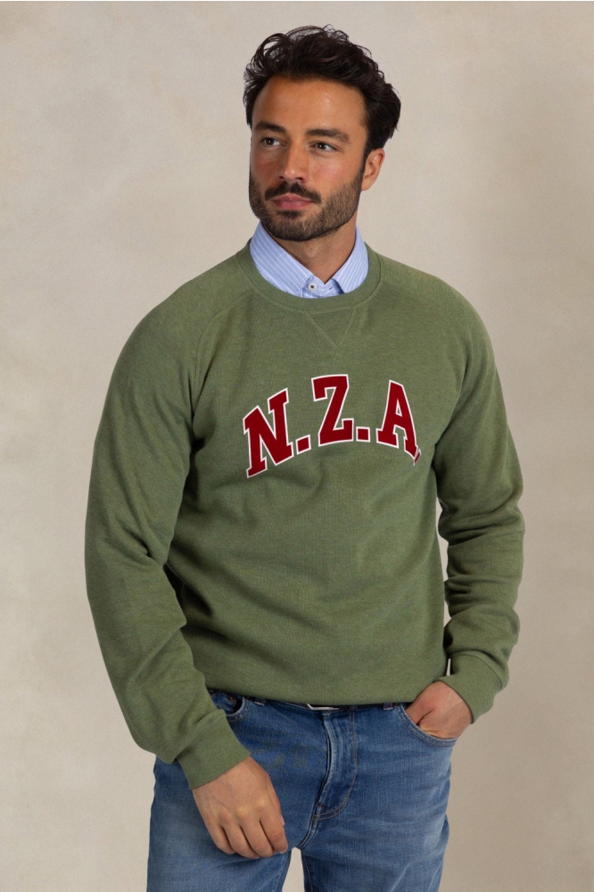 NZA groene heren sweater | Model vooraanzicht