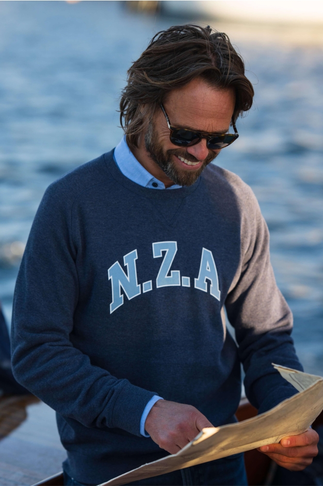 NZA blauwe heren sweater | Sfeerbeeld, In situatie