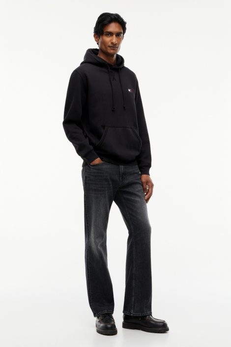 Tommy Jeans zwarte heren sweater | Model
