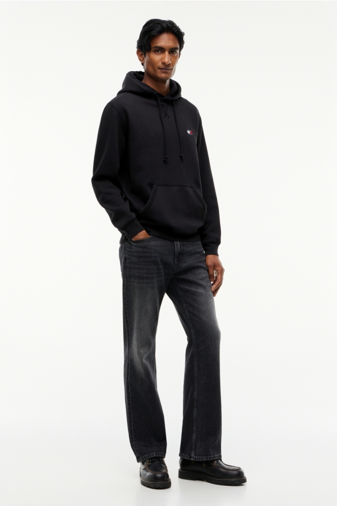 Tommy Jeans zwarte heren sweater | Model
