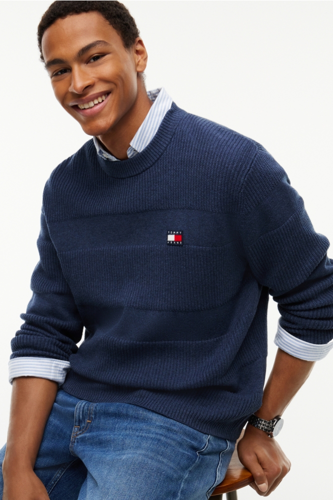 Tommy Jeans blauwe heren trui | Model vooraanzicht