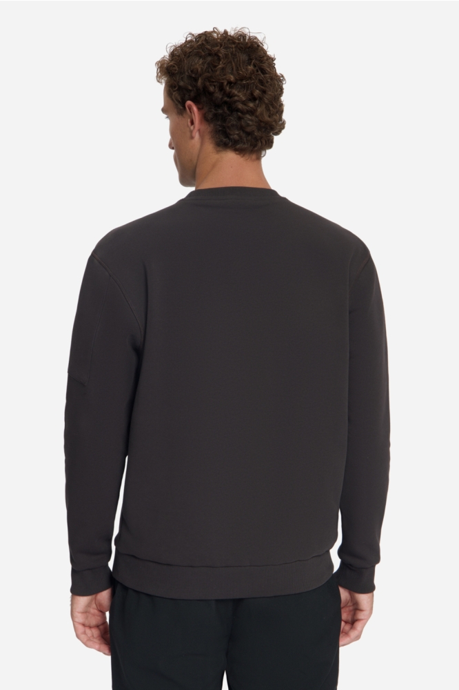 NO-EXCESS bruine heren sweater | Model achteraanzicht