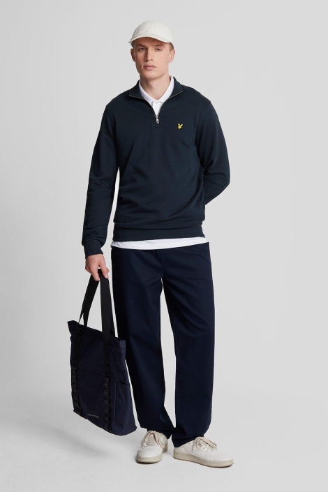Lyle & Scott blauwe heren sweater | Model