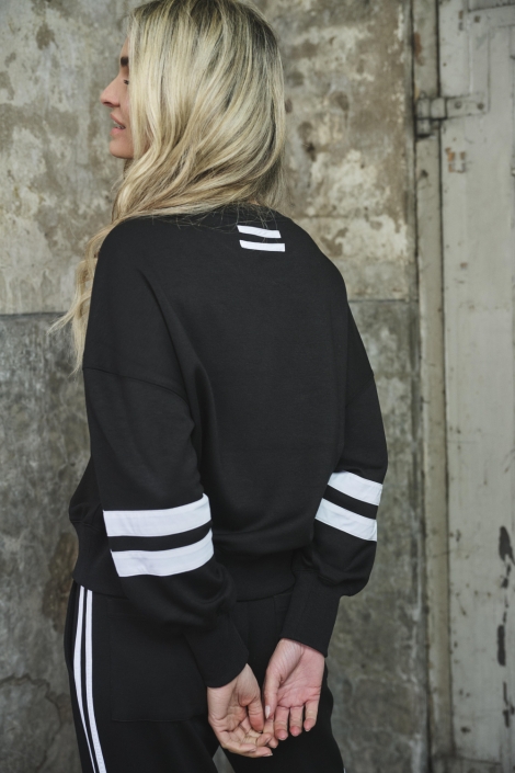 Ann&You zwarte dames sweater | Model achteraanzicht