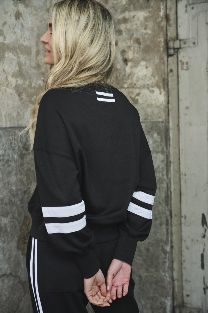 Ann&You zwarte dames sweater | Model achteraanzicht