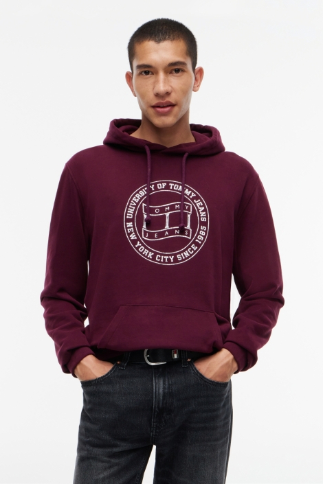 Tommy Jeans bordeaux heren sweater | Model vooraanzicht