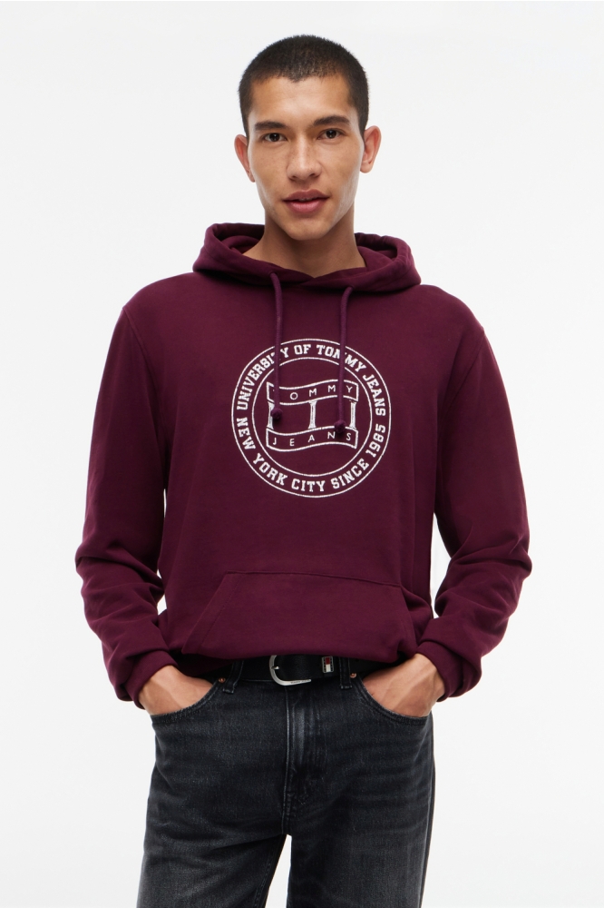 Tommy Jeans bordeaux heren sweater | Model vooraanzicht