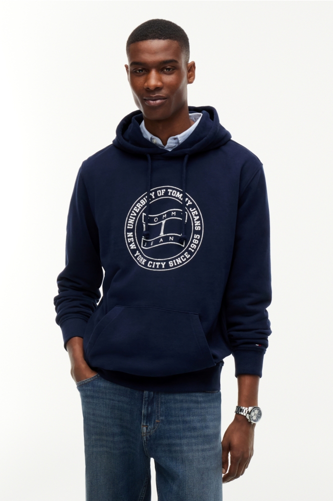 Tommy Jeans blauwe heren sweater | Model vooraanzicht