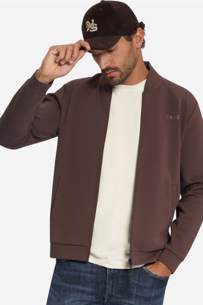 NO-EXCESS bruine heren vest | Model vooraanzicht