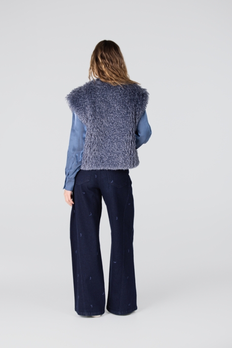 Juffrouw Jansen blauwe dames gilet | Model achteraanzicht