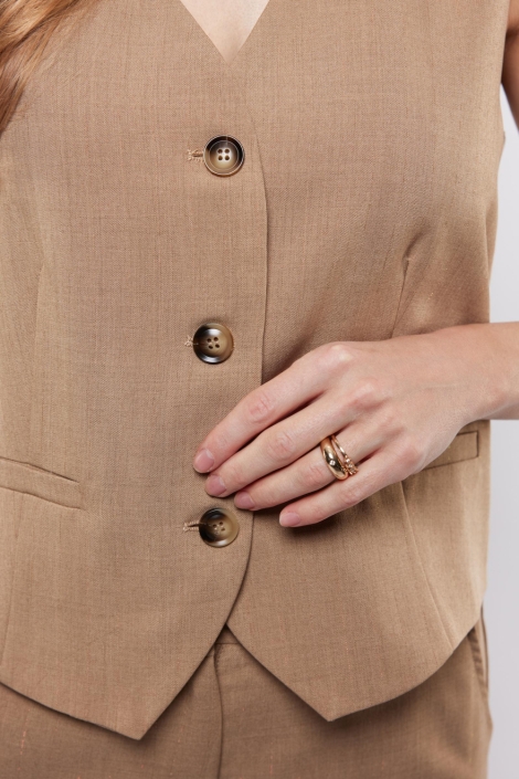 C&S The Label camel dames gilet | Close up