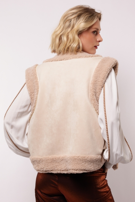 Fluresk taupe dames gilet | Model achteraanzicht