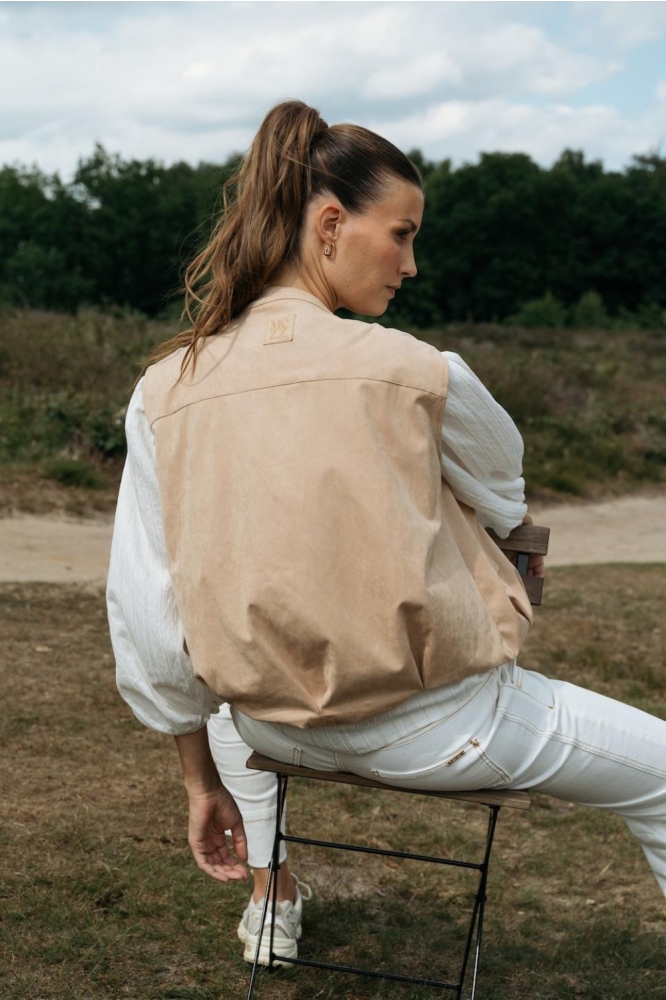 Maicazz beige dames gilet | Model achteraanzicht