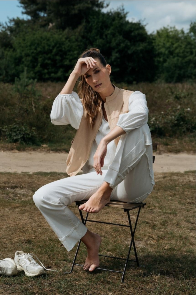 Maicazz beige dames gilet | Model