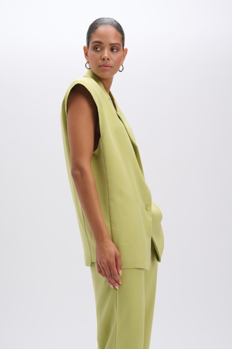 Refined Department groene dames gilet | Model zijaanzicht