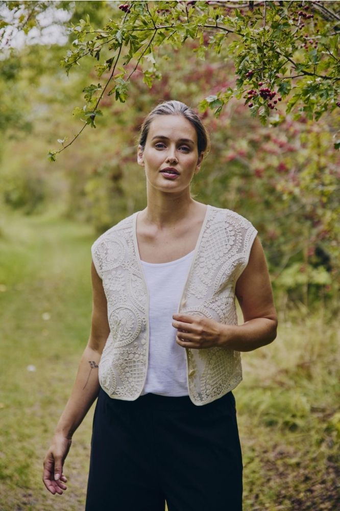 Freequent ecru dames gilet | Model vooraanzicht