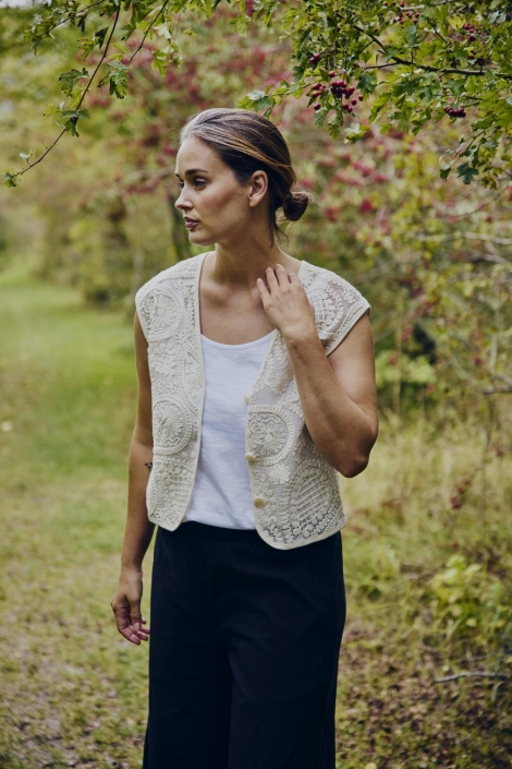 Freequent ecru dames gilet | Model vooraanzicht