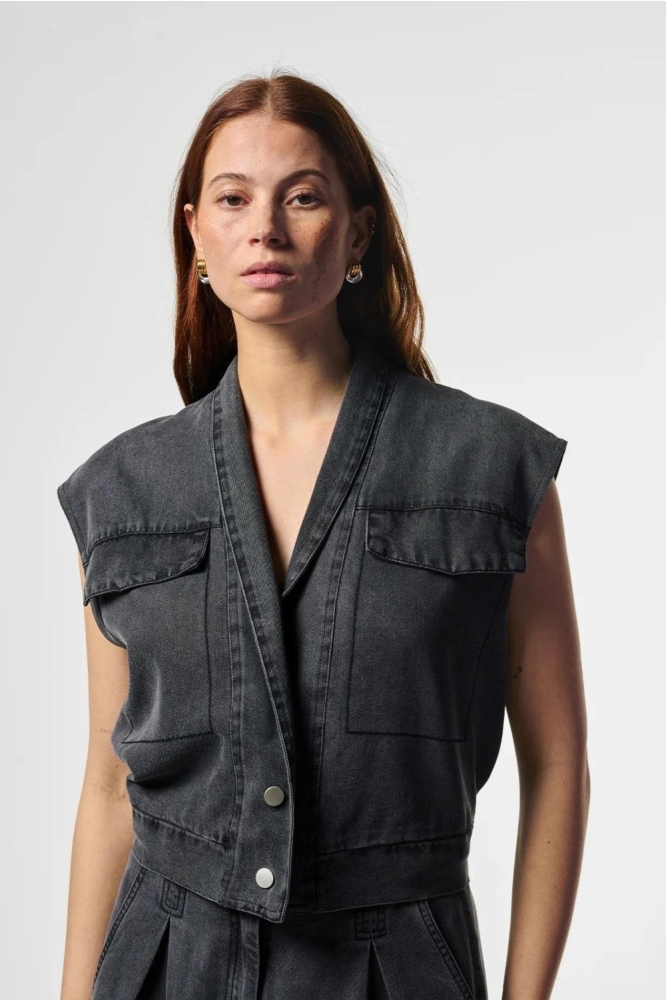 Aaiko grijze dames gilet | Model vooraanzicht
