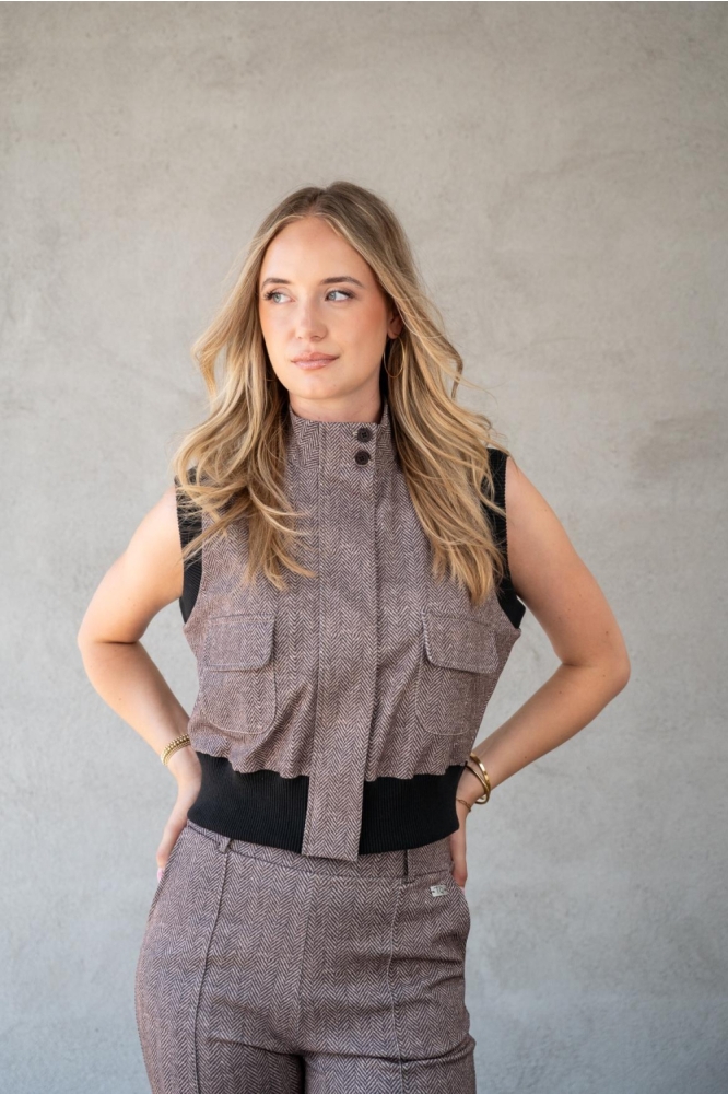 TQ Amsterdam bruine dames gilet | Model vooraanzicht