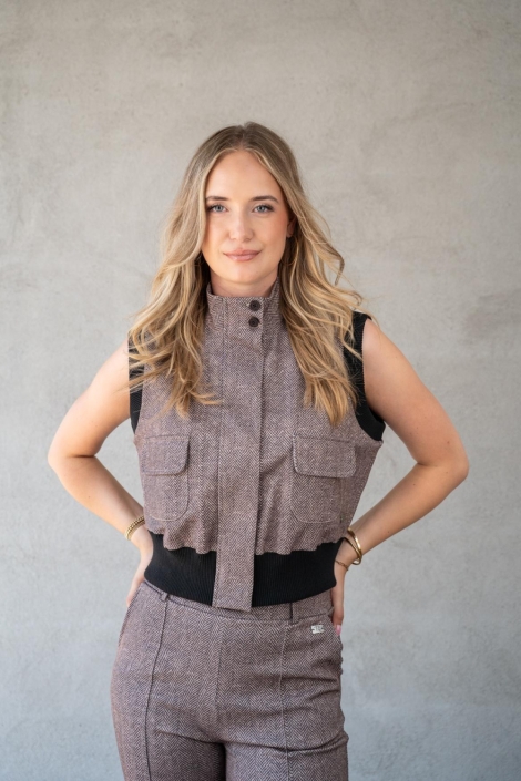 TQ Amsterdam bruine dames gilet | Model vooraanzicht