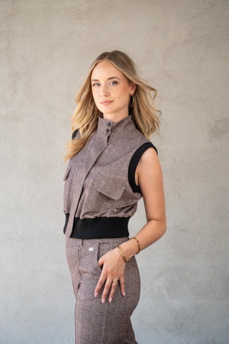 TQ Amsterdam bruine dames gilet | Model zijaanzicht