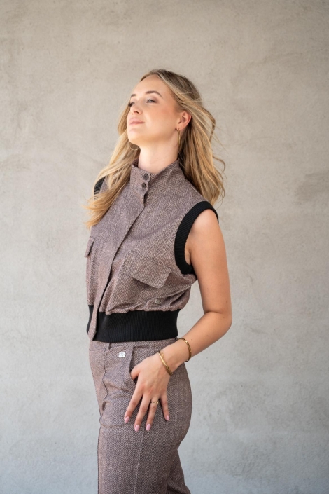 TQ Amsterdam bruine dames gilet | Model zijaanzicht