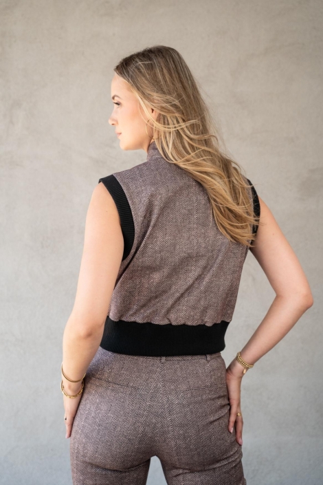 TQ Amsterdam bruine dames gilet | Model achteraanzicht