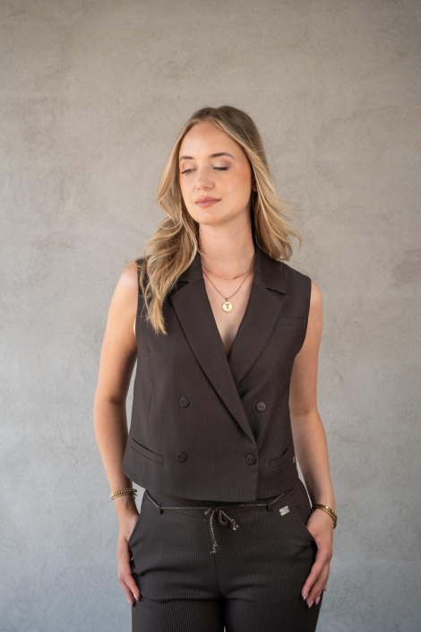 TQ Amsterdam bruine dames gilet | Model vooraanzicht