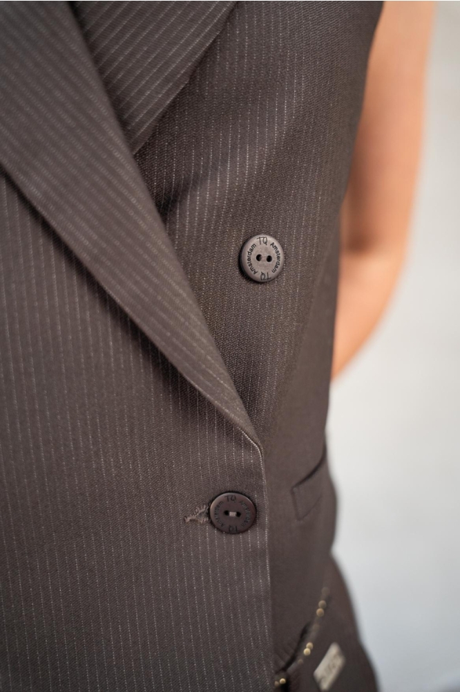 TQ Amsterdam bruine dames gilet | Close up