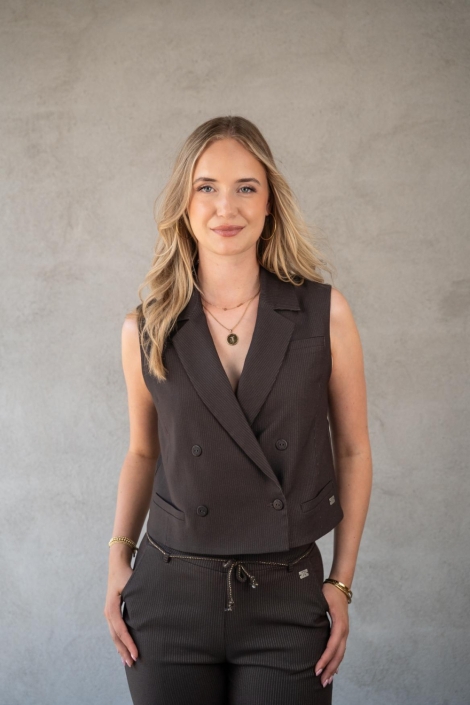 TQ Amsterdam bruine dames gilet | Model vooraanzicht