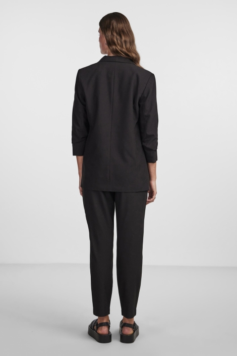 Pieces zwarte dames blazer | Model achteraanzicht