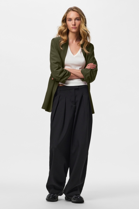 Pieces groene dames blazer | Model vooraanzicht