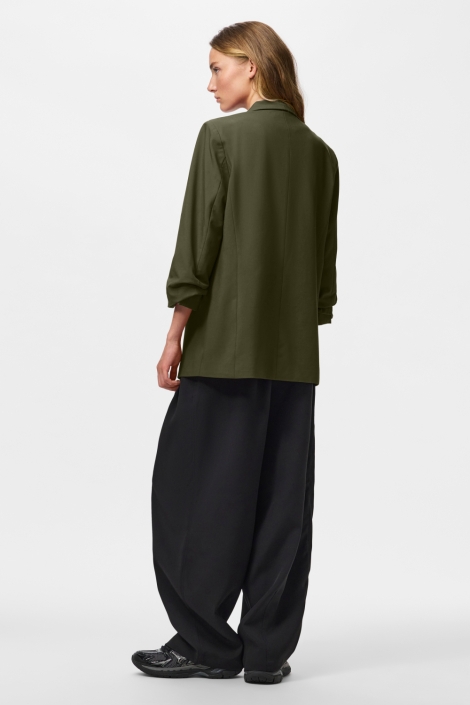 Pieces groene dames blazer | Model achteraanzicht